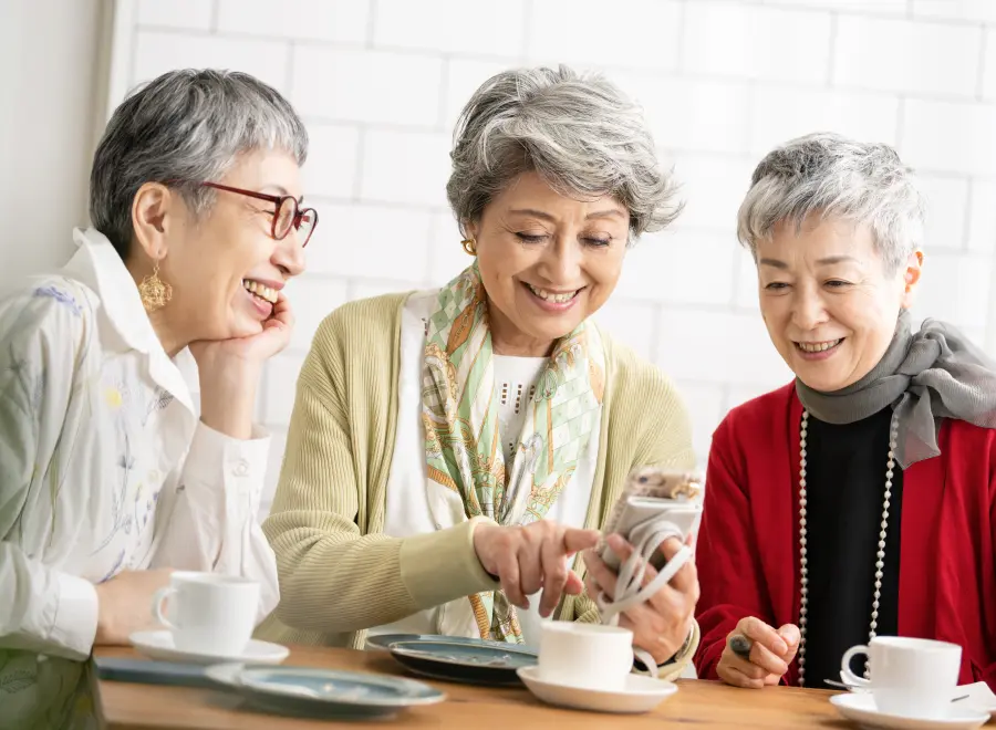 お茶を飲みながら談笑する女性たち