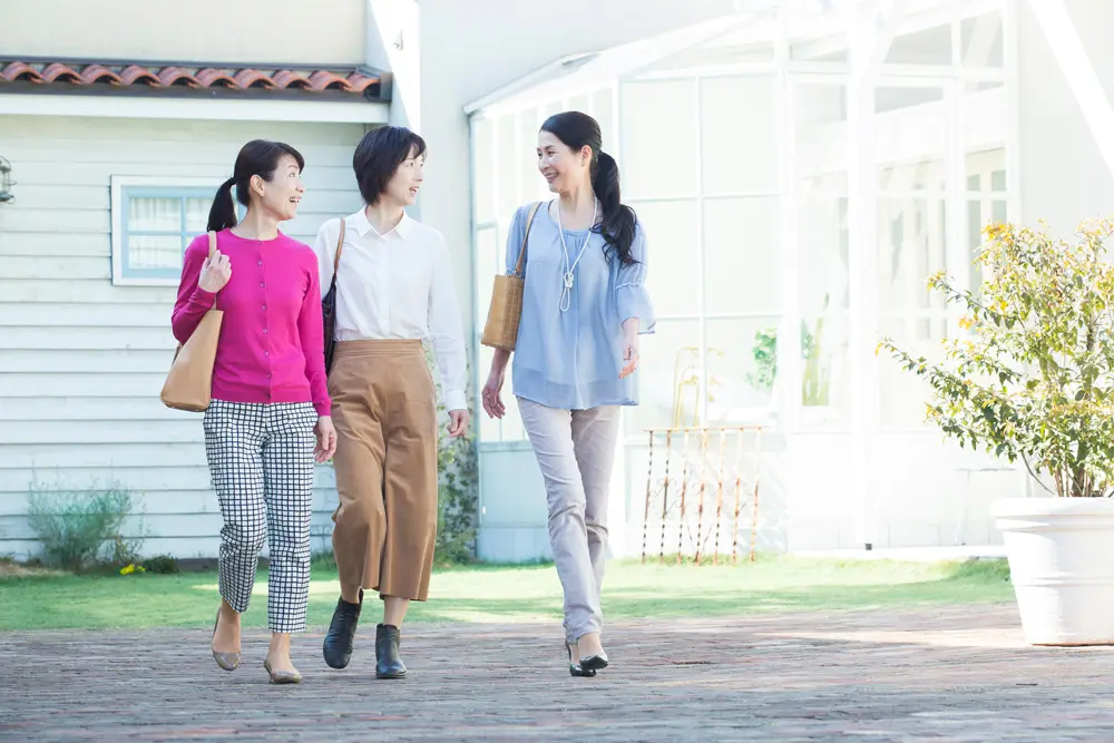 歩いている同年代の女性3人